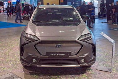 Pasila, Helsinki, Finlandiya 14 Mart. 2025: AUTO 25 'te Subaru Solterra elektrikli araba ve Messukeskus Helsinki' de Mobilite Şovu.