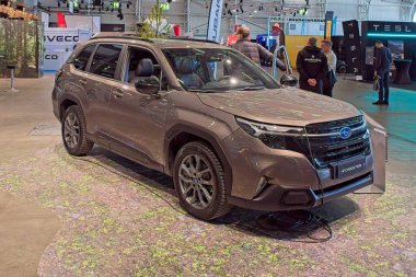 Pasila, Helsinki, Finlandiya 14 Mart. 2025: AUTO 25 'te Subaru Forester arabası ve Messukeskus Helsinki' de Mobilite Show.