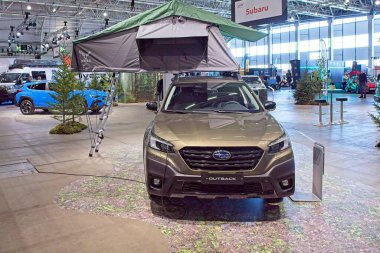 Pasila, Helsinki, Finlandiya 14 Mart. 2025: AUTO 25 'te Subaru Outback aracı ve Messukeskus Helsinki' de Mobilite Show.