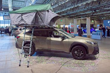 Pasila, Helsinki, Finlandiya 14 Mart. 2025: AUTO 25 'te Subaru Outback aracı ve Messukeskus Helsinki' de Mobilite Show.