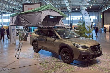 Pasila, Helsinki, Finlandiya 14 Mart. 2025: AUTO 25 'te Subaru Outback aracı ve Messukeskus Helsinki' de Mobilite Show.