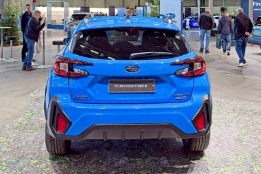 Pasila, Helsinki, Finlandiya 14 Mart. 2025: AUTO 25 'te Subaru Crosstreck Touring Car ve Messukeskus Helsinki' de Mobilite Show.