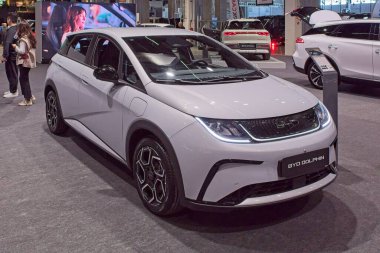 Pasila, Helsinki, Finlandiya 14 Mart. 2025: AUTO 25 'te Byd Dolphin elektrikli araba ve Messukeskus Helsinki' de Mobilite Şovu.