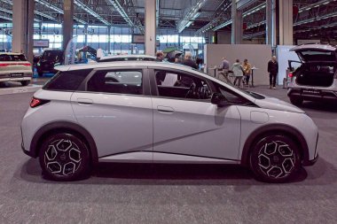 Pasila, Helsinki, Finlandiya 14 Mart. 2025: AUTO 25 'te Byd Dolphin elektrikli araba ve Messukeskus Helsinki' de Mobilite Şovu.