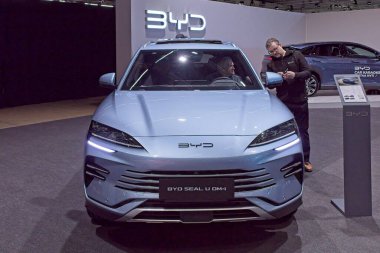 Pasila, Helsinki, Finlandiya 14 Mart. 2025: AUTO 25 'te Byd Seal U DM-i elektrikli araba ve Messukeskus Helsinki' de Mobilite Show.