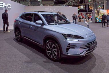 Pasila, Helsinki, Finlandiya 14 Mart. 2025: AUTO 25 'te Byd Seal U DM-i elektrikli araba ve Messukeskus Helsinki' de Mobilite Show.