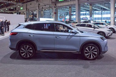 Pasila, Helsinki, Finlandiya 14 Mart. 2025: AUTO 25 'te Byd Seal U DM-i elektrikli araba ve Messukeskus Helsinki' de Mobilite Show.