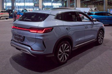 Pasila, Helsinki, Finlandiya 14 Mart. 2025: AUTO 25 'te Byd Seal U DM-i elektrikli araba ve Messukeskus Helsinki' de Mobilite Show.