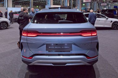 Pasila, Helsinki, Finlandiya 14 Mart. 2025: AUTO 25 'te Byd Seal U DM-i elektrikli araba ve Messukeskus Helsinki' de Mobilite Show.