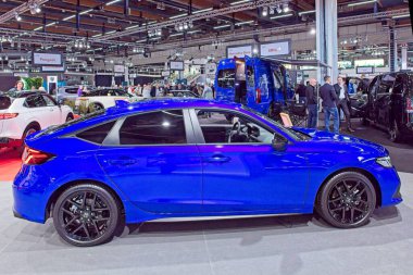 Pasila, Helsinki, Finlandiya 14 Mart. 2025: AUTO 25 'te Honda Civic Hybrid Spor Araba ve Messukeskus Helsinki' de Mobilite Show.