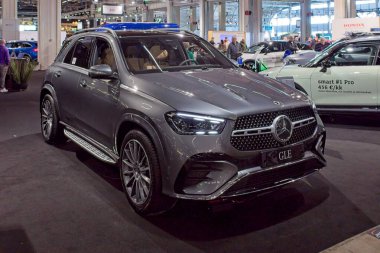 Pasila, Helsinki, Finlandiya 14 Mart. 2025: Mercedes-Benz GLE 400 e 4MATIC hibrid araç AUTO 25 ve Messukeskus Helsinki Mobilite gösterisi.