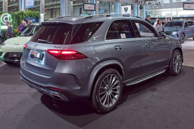 Pasila, Helsinki, Finlandiya 14 Mart. 2025: Mercedes-Benz GLE 400 e 4MATIC hibrid araç AUTO 25 ve Messukeskus Helsinki Mobilite gösterisi.