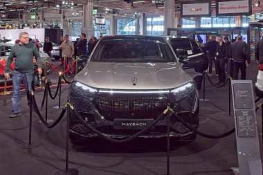 Pasila, Helsinki, Finlandiya 14 Mart. 2025: Mercedes-Maybach EQS SUV AUTO 25 'te 680 elektrikli araba ve Messukeskus Helsinki' de Mobilite Show.