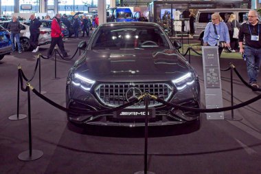 Pasila, Helsinki, Finlandiya 14 Mart. 2025: Mercedes-AMG 53 E 4MATIC Sedan hibrit araç AUTO 25 ve Messukeskus Helsinki Mobilite gösterisi.