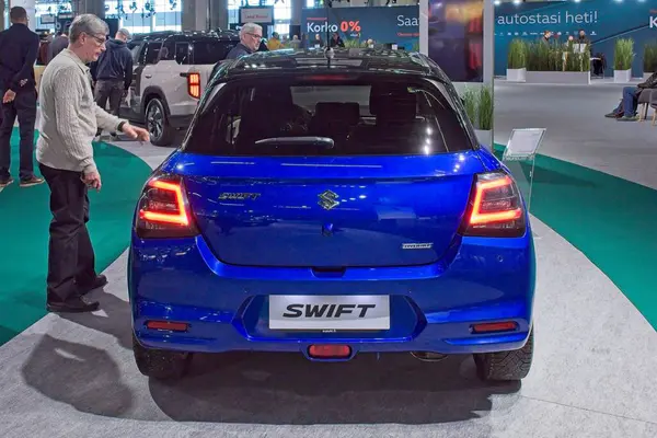 Pasila, Helsinki, Finlandiya 14 Mart. 2025: Suzuki Swift Hybrid 4WD GL + 5MT araç AUTO 25 ve Messukeskus Helsinki Mobilite Show.