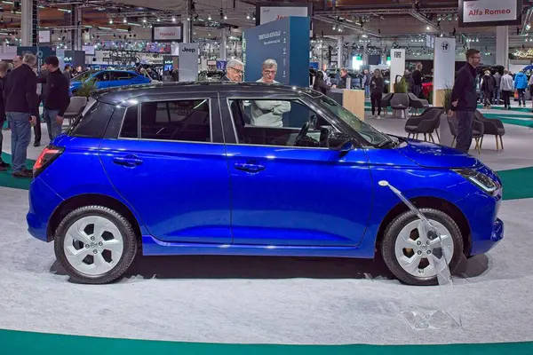 Pasila, Helsinki, Finlandiya 14 Mart. 2025: Suzuki Swift Hybrid 4WD GL + 5MT araç AUTO 25 ve Messukeskus Helsinki Mobilite Show.
