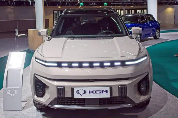 Pasila, Helsinki, Finlandiya 14 Mart. 2025: KGM Torres EVX 2WD Sapphire 25 AUTO 'da elektrikli araba ve Messukeskus Helsinki' de Mobilite şovu.