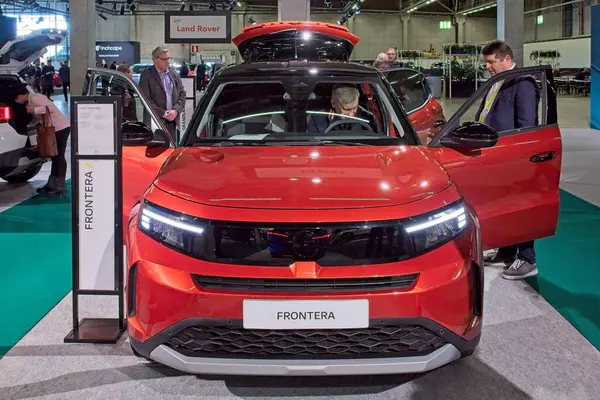 Pasila, Helsinki, Finlandiya 14 Mart. 2025: AUTO 25 'te Opel Frontera arabası ve Messukeskus Helsinki' de Mobilite Show.