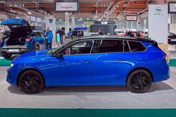 Pasila, Helsinki, Finlandiya 14 Mart. 2025: AUTO 25 ve Messukeskus Helsinki Mobilite Fuarında Opel Astra Spor Turnuvası.