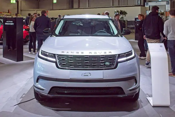 Pasila, Helsinki, Finlandiya 14 Mart. 2025: AUTO 25 'te Range Rover Velar P400e Plug-in Hybrid AWD Business Edition Car ve Messukeskus Helsinki.