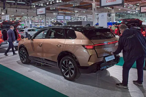 Pasila, Helsinki, Finlandiya 14 Mart. 2025: AUTO 25 'te Opel Grandland arabası ve Messukeskus Helsinki' de Mobilite Show.