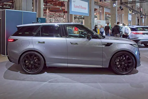 Pasila, Helsinki, Finlandiya 14 Mart. 2025: AUTO 25 'te Range Rover Sport P460e Eklenti Dinamik HSE arabası ve Messukeskus Helsinki' de Mobilite gösterisi.