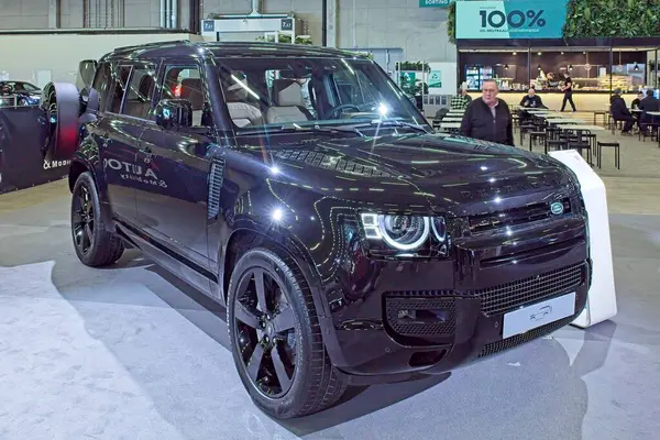 Pasila, Helsinki, Finlandiya 14 Mart. 2025: AUTO 25 'te Land Rover Defender P300e Plug-in Hybrid araç ve Messukeskus Helsinki' de Mobilite gösterisi.