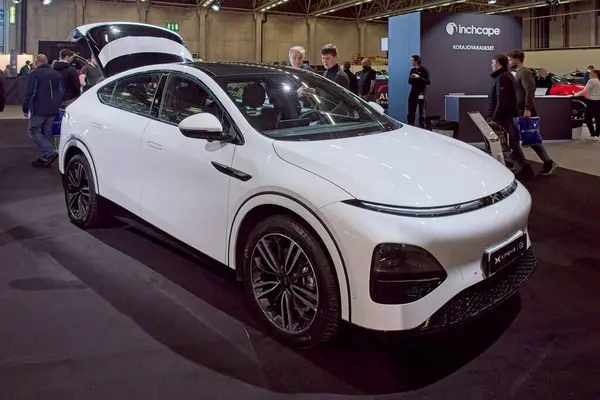 Pasila, Helsinki, Finlandiya 14 Mart. 2025: Xpeng G6 AWD Performans Versiyon elektrikli otomobil AUTO 25 ve Messukeskus Helsinki Mobilite Show.