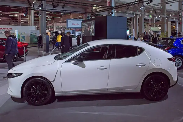 Pasila, Helsinki, Finlandiya 14 Mart. 2025: AUTO 25 'te Mazda 3 araç ve Messukeskus Helsinki' de Mobilite Şovu.