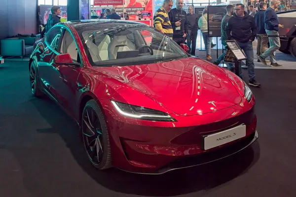 Pasila, Helsinki, Finlandiya 14 Mart. 2025: AUTO 25 'te Tesla Model 3 elektrikli araba ve Messukeskus Helsinki' de Mobilite Show.