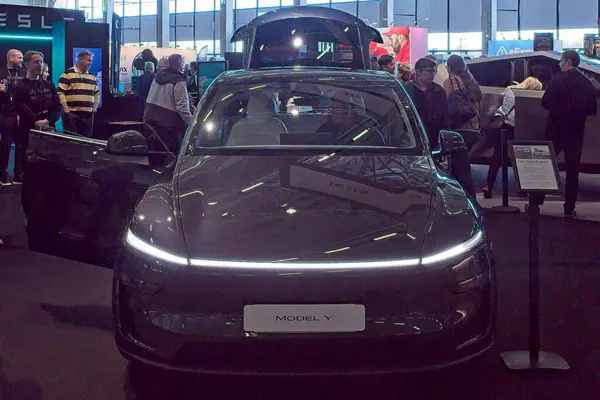 Pasila, Helsinki, Finlandiya 14 Mart. 2025: AUTO 25 'te Tesla Model Y elektrikli araba ve Messukeskus Helsinki' de Mobilite Show.