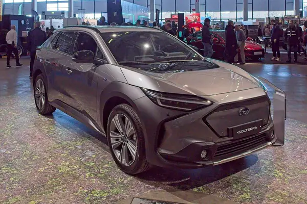 Pasila, Helsinki, Finlandiya 14 Mart. 2025: AUTO 25 'te Subaru Solterra elektrikli araba ve Messukeskus Helsinki' de Mobilite Şovu.