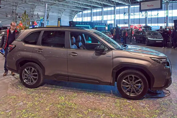 Pasila, Helsinki, Finlandiya 14 Mart. 2025: AUTO 25 'te Subaru Forester arabası ve Messukeskus Helsinki' de Mobilite Show.