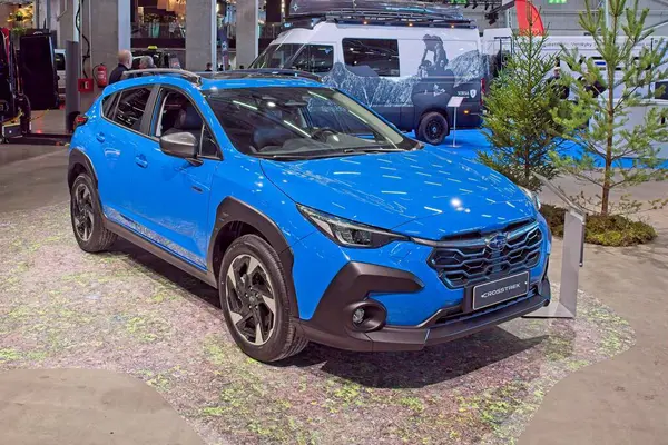 Pasila, Helsinki, Finlandiya 14 Mart. 2025: AUTO 25 'te Subaru Crosstreck Touring Car ve Messukeskus Helsinki' de Mobilite Show.