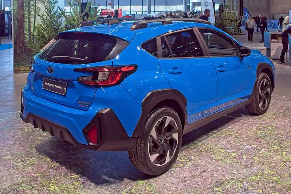 Pasila, Helsinki, Finlandiya 14 Mart. 2025: AUTO 25 'te Subaru Crosstreck Touring Car ve Messukeskus Helsinki' de Mobilite Show.