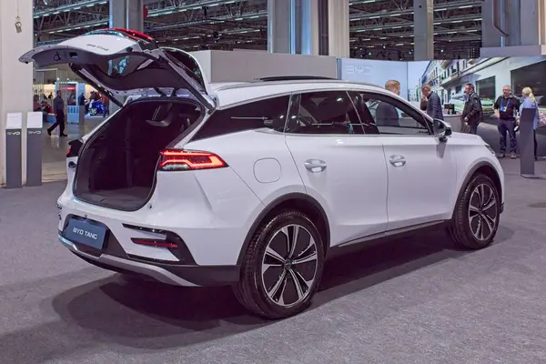 Pasila, Helsinki, Finlandiya 14 Mart. 2025: AUTO 25 'te Byd Tang elektrikli araba ve Messukeskus Helsinki' de Mobilite Şovu.