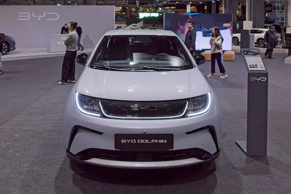Pasila, Helsinki, Finlandiya 14 Mart. 2025: AUTO 25 'te Byd Dolphin elektrikli araba ve Messukeskus Helsinki' de Mobilite Şovu.