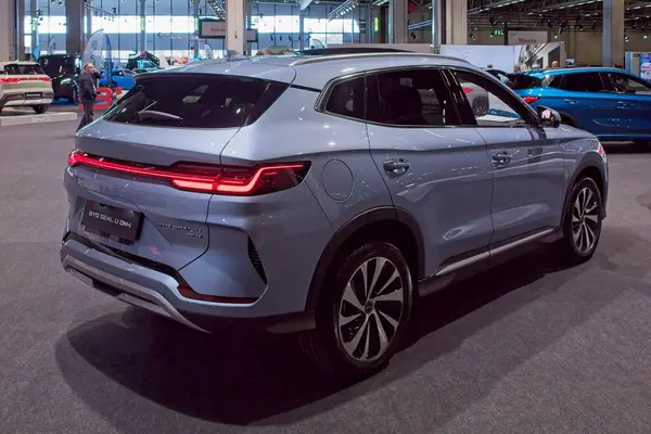 Pasila, Helsinki, Finlandiya 14 Mart. 2025: AUTO 25 'te Byd Seal U DM-i elektrikli araba ve Messukeskus Helsinki' de Mobilite Show.