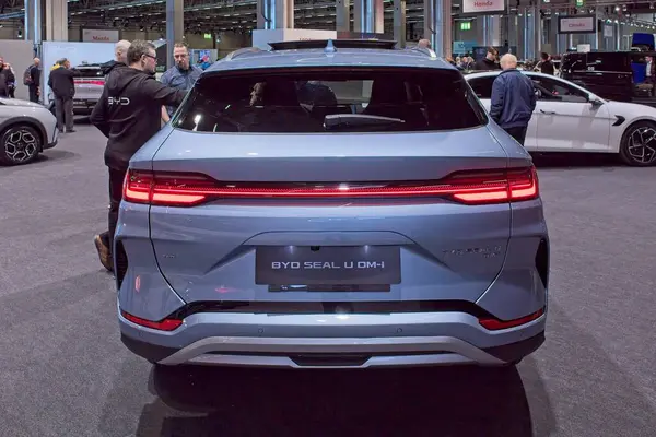 Pasila, Helsinki, Finlandiya 14 Mart. 2025: AUTO 25 'te Byd Seal U DM-i elektrikli araba ve Messukeskus Helsinki' de Mobilite Show.