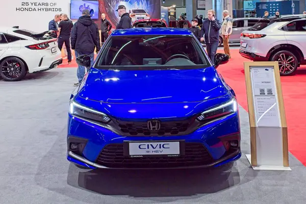 Pasila, Helsinki, Finlandiya 14 Mart. 2025: AUTO 25 'te Honda Civic Hybrid Spor Araba ve Messukeskus Helsinki' de Mobilite Show.