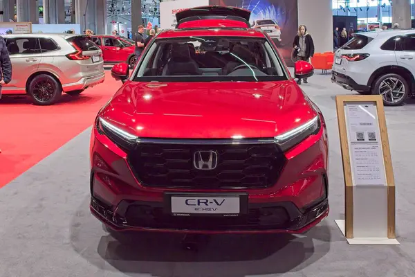 Pasila, Helsinki, Finlandiya 14 Mart. 2025: Honda CR-V Hybrid Zarafet 2WD araba AUTO 25 ve Messukeskus Helsinki Mobilite gösterisi.