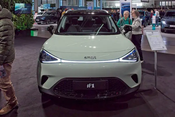 Pasila, Helsinki, Finlandiya 14 Mart. 2025: AUTO 25 'te akıllı # 1 Pro elektrikli araba ve Messukeskus Helsinki' de hareketlilik gösterisi.