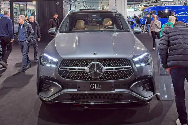 Pasila, Helsinki, Finlandiya 14 Mart. 2025: Mercedes-Benz GLE 400 e 4MATIC hibrid araç AUTO 25 ve Messukeskus Helsinki Mobilite gösterisi.