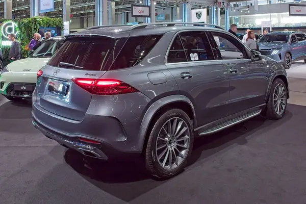 Pasila, Helsinki, Finlandiya 14 Mart. 2025: Mercedes-Benz GLE 400 e 4MATIC hibrid araç AUTO 25 ve Messukeskus Helsinki Mobilite gösterisi.