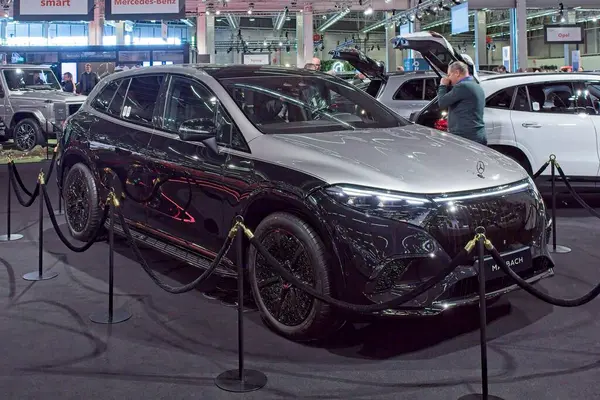 Pasila, Helsinki, Finlandiya 14 Mart. 2025: Mercedes-Maybach EQS SUV AUTO 25 'te 680 elektrikli araba ve Messukeskus Helsinki' de Mobilite Show.