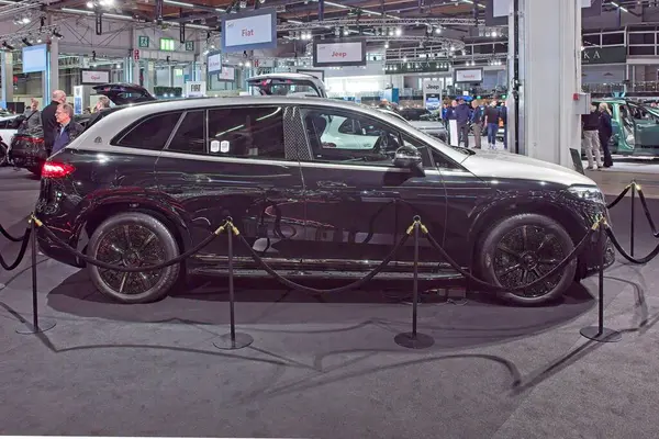 Pasila, Helsinki, Finlandiya 14 Mart. 2025: Mercedes-Maybach EQS SUV AUTO 25 'te 680 elektrikli araba ve Messukeskus Helsinki' de Mobilite Show.