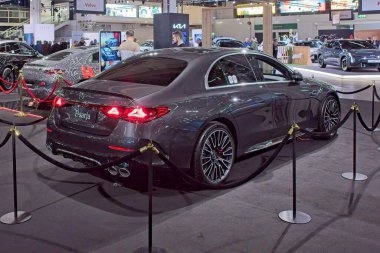 Pasila, Helsinki, Finlandiya 14 Mart. 2025: Mercedes-AMG 53 E 4MATIC Sedan hibrit araç AUTO 25 ve Messukeskus Helsinki Mobilite gösterisi.