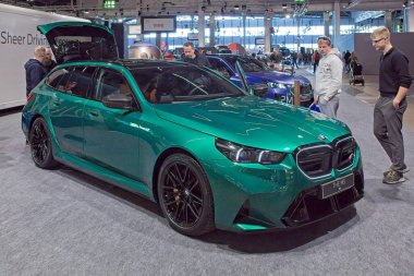 Pasila, Helsinki, Finlandiya 14 Mart. 2025: AUTO 25 'te BMW M5 tur arabası ve Messukeskus Helsinki' de Mobilite gösterisi.