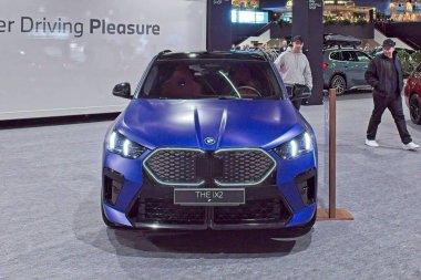 Pasila, Helsinki, Finlandiya 14 Mart. 2025: AUTO 25 'te BMW iX2 araç ve Messukeskus Helsinki' de Mobilite Show.