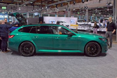 Pasila, Helsinki, Finlandiya 14 Mart. 2025: AUTO 25 'te BMW M5 tur arabası ve Messukeskus Helsinki' de Mobilite gösterisi.